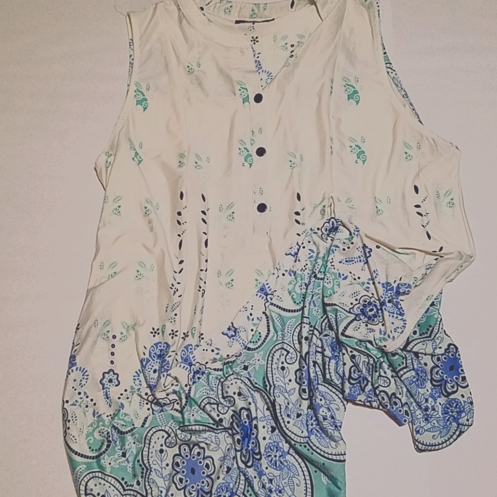 Sleeveless tunic with pockets